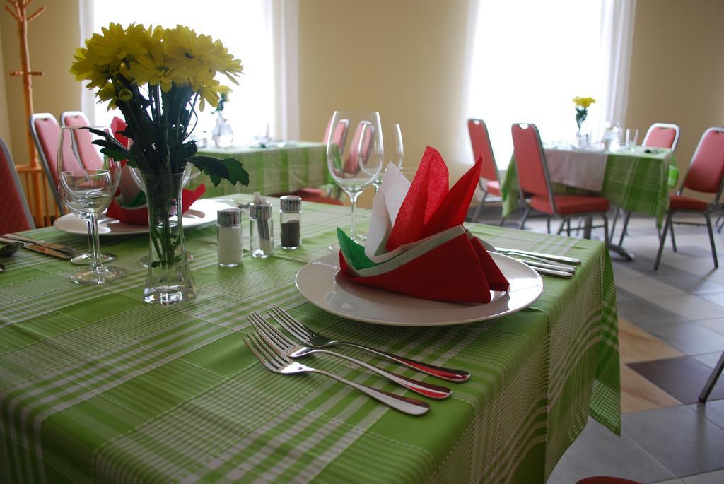 Aranytal Panzio Bed & Breakfast Komárom Екстериор снимка